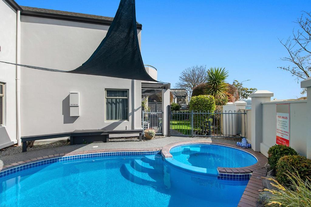 陶波Taupo Central Apartment的房屋前的游泳池