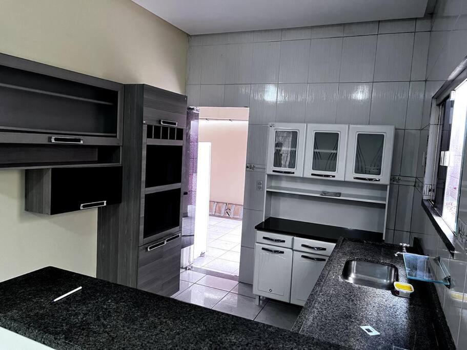 阿尔塔米拉Aluga-se casa mobiliada com wifi的厨房配有水槽和台面