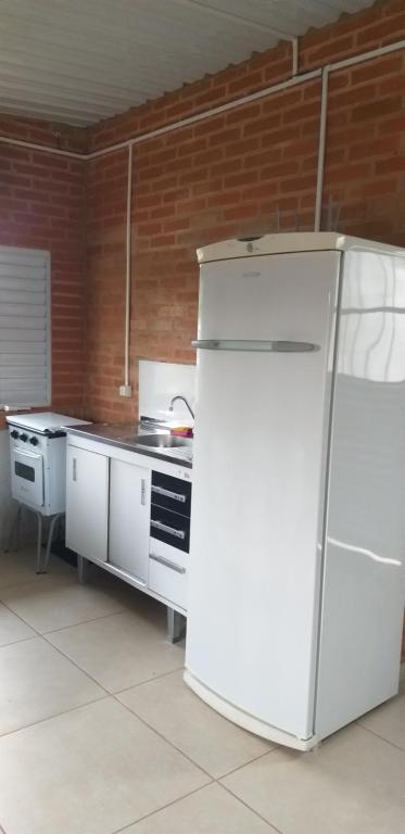 坎皮纳斯Quarto aconchegante Barão Geraldo的一间厨房,内配白色冰箱