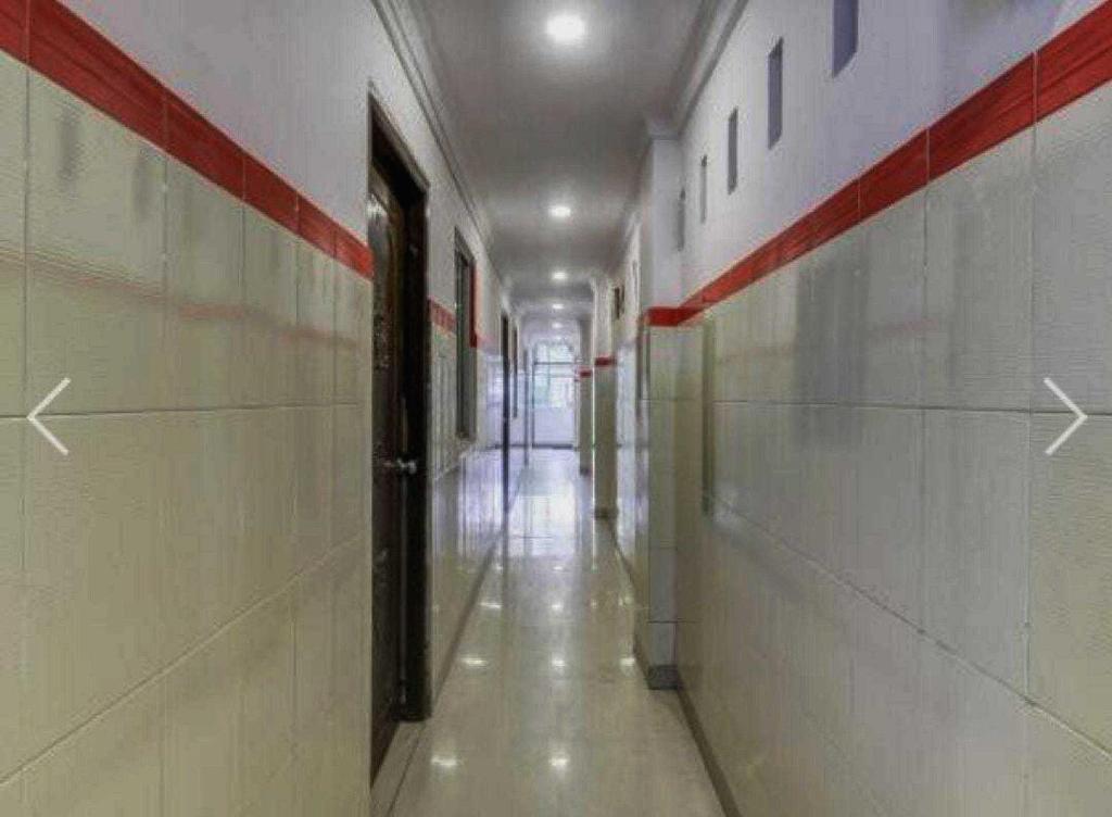 商沙巴Flagship Mak Residence的墙壁上一条红色和白色条纹的空走廊