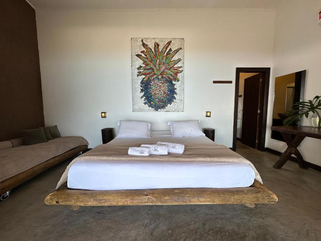 阿拉夏奇巴海滩Casa da Ilha的一间卧室配有一张大床和毛巾