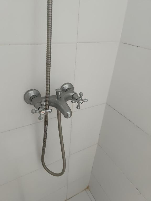 WildeLoftWilde的浴室设有水龙头淋浴。