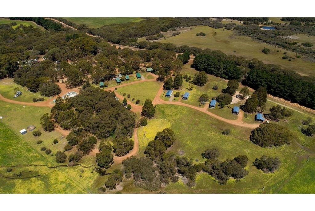 弗林德斯彻斯Discovery Parks - Kangaroo Island的享有公园的顶部景色,公园内有树木和房屋
