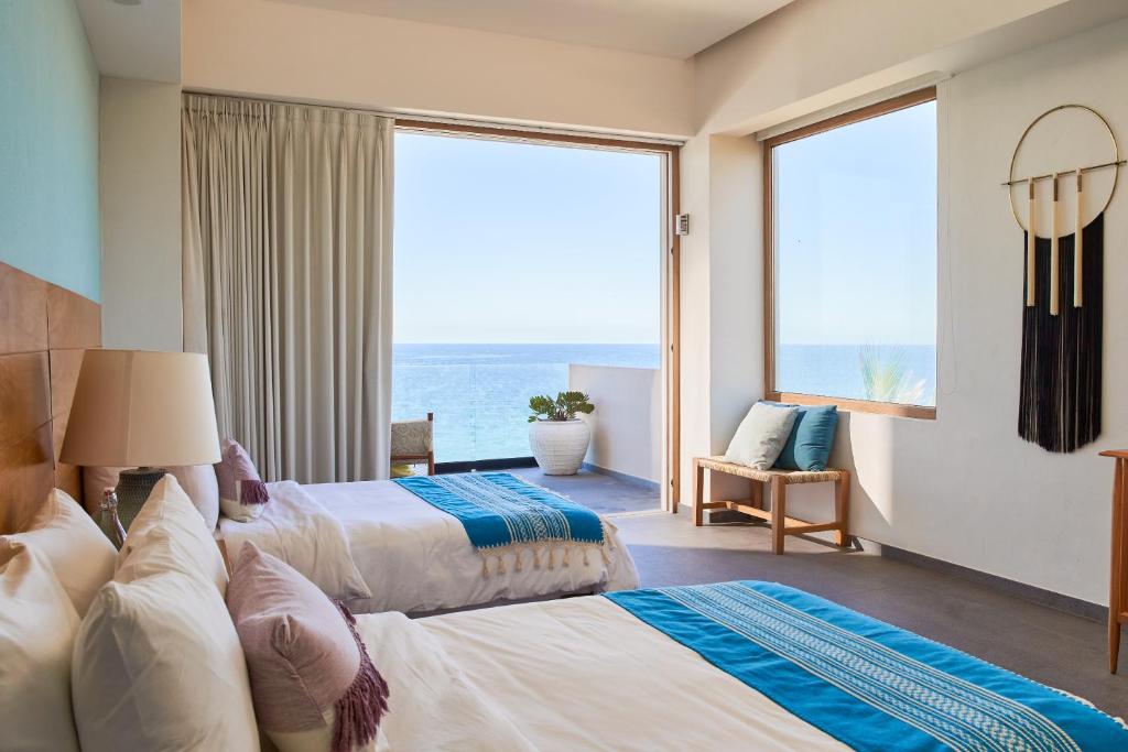 蓬塔米塔Hotel Basalto的海景客房 - 带两张床