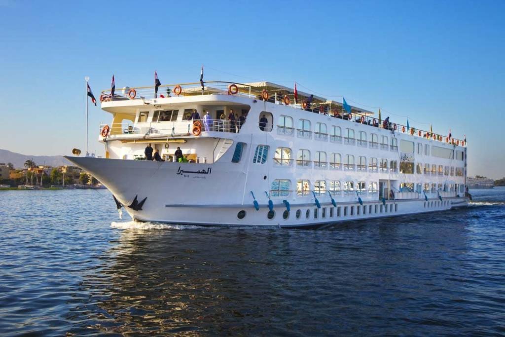 卢克索Upper Sky Tours 5 Stars Nile Cruises Sailing From Luxor To Aswan Every Saturday & Monday For 4 Nights - From Aswan Every Wednesday and Friday For Only 3 Nights With All Visits的一艘大型的白色游轮在水中