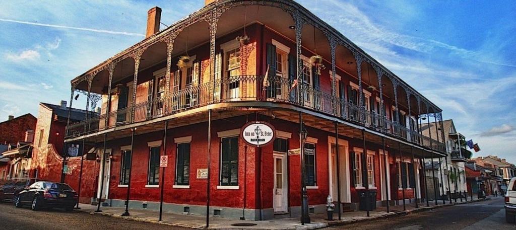 新奥尔良法国区圣彼得旅馆的街道边的红色建筑