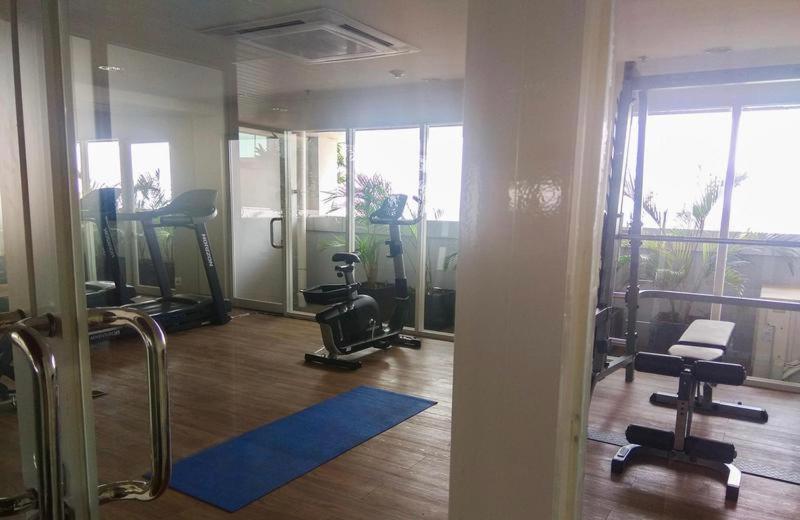 PulosirihGrand Kamala Lagoon Bekasi Apartement - Type Studio的一间健身房,里面设有跑步机和椭圆机