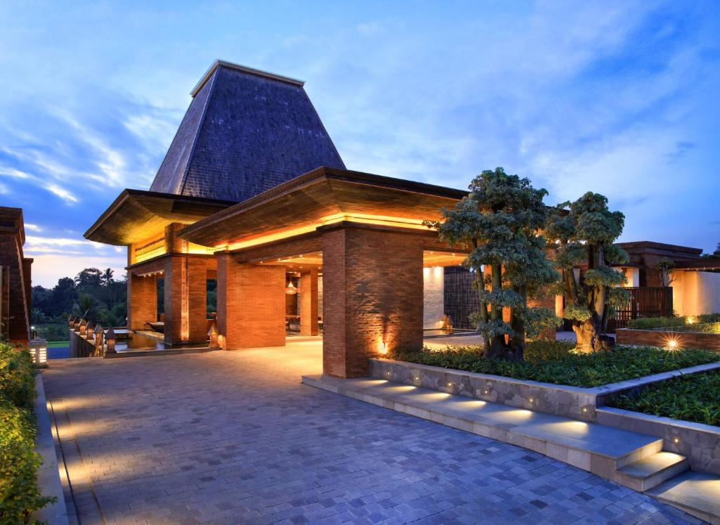 日惹Garrya Bianti Yogyakarta的一座带灯顶的大型建筑