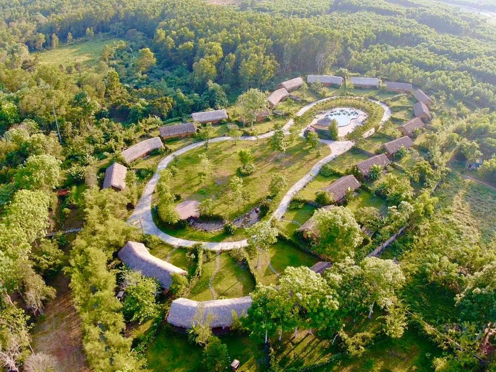顺化Alba Wellness Resort By Fusion的享有公园的空中景致,公园内有河流和树木