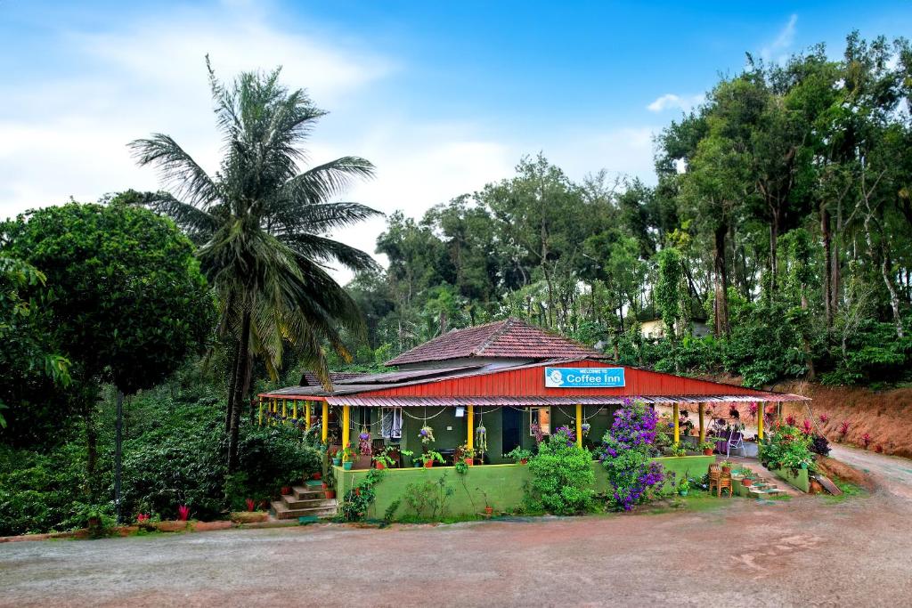 瑟格莱什布尔CoffeeINN Homestay - Jeep Ride, Water Activities, Home Food的一间种满鲜花和棕榈树的小商店