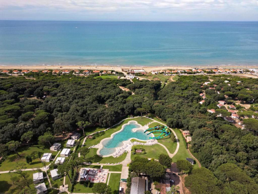 丽都代皮尼帕考加里那拉酒店的享有度假胜地的空中景致,以海洋为背景