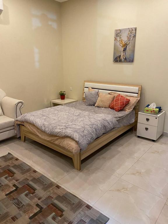 Dumistānاستراحة الساحل的一间卧室配有一张床和一张沙发