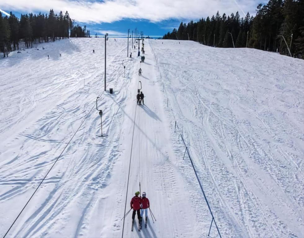 兹雷切Rogla Apartma Kekec的一群人沿着雪覆盖的斜坡滑雪