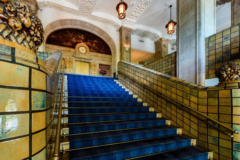 横滨新格兰德酒店的蓝色台阶的建筑的楼梯