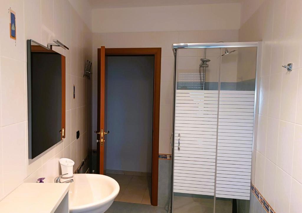 坎波巴索Pirandello45 - zona universitaria的一间带水槽和玻璃淋浴的浴室