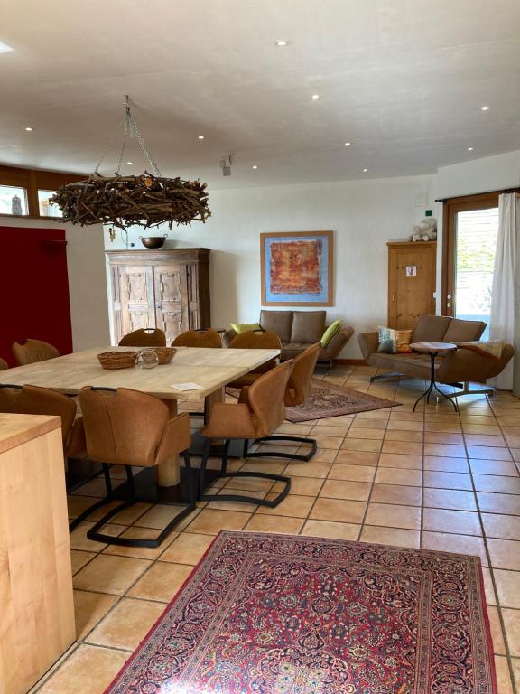 比林根PAULIS Vakantiehuis的客厅配有餐桌和椅子