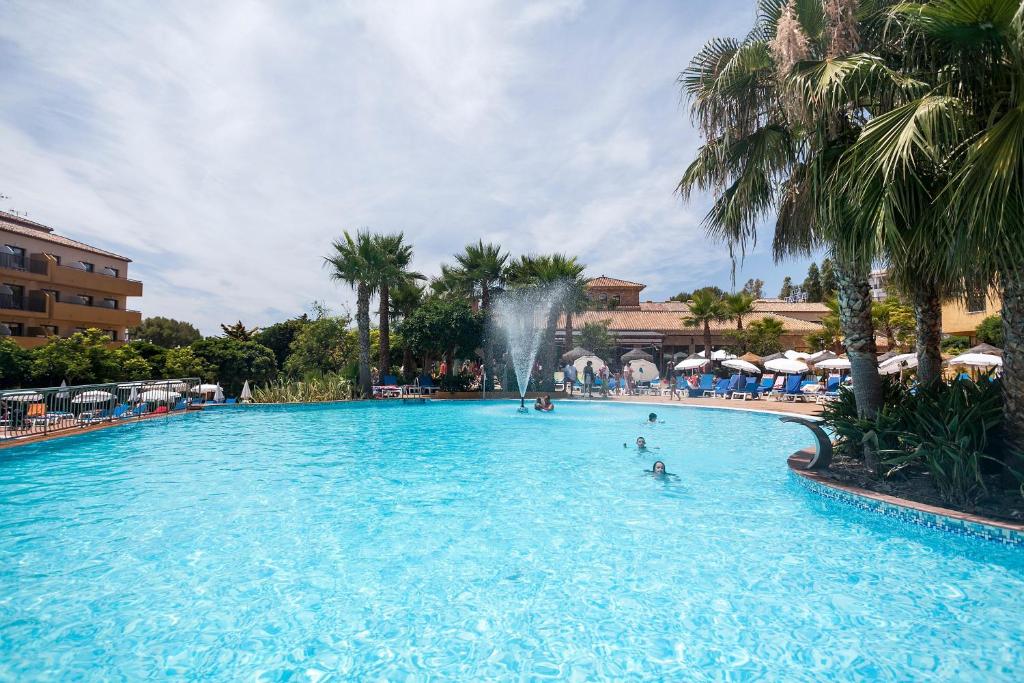 拉海瑞德拉Hotel Best Alcázar的一座大型游泳池,里面的人都沉浸在水中