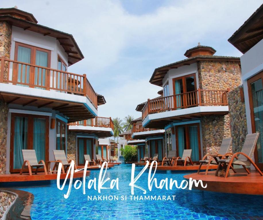 Ban Phang PhraoYotaka Khanom的享有别墅和度假村游泳池的景色