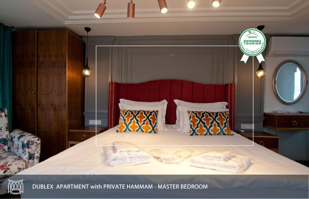 伊斯坦布尔Blue Mosque Suites 2 - Old City Sultanahmet的一间卧室配有一张大床和红色床头板