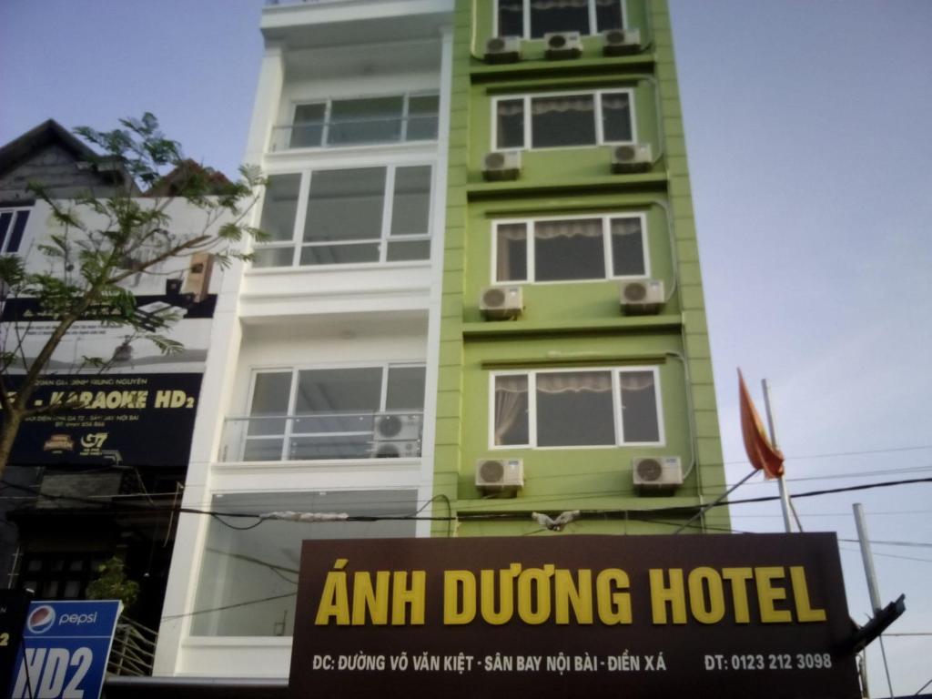 Thach Loi映阳酒店的前面有标志的绿色建筑