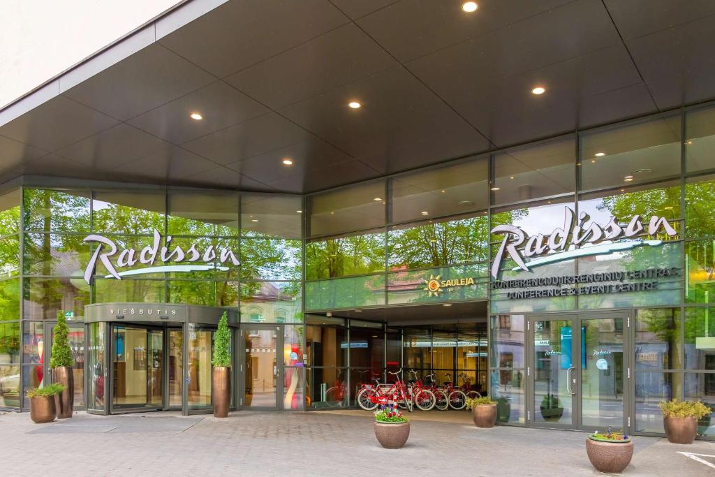 考纳斯Radisson Hotel Kaunas的购物中心前方的商店,窗户上有自行车