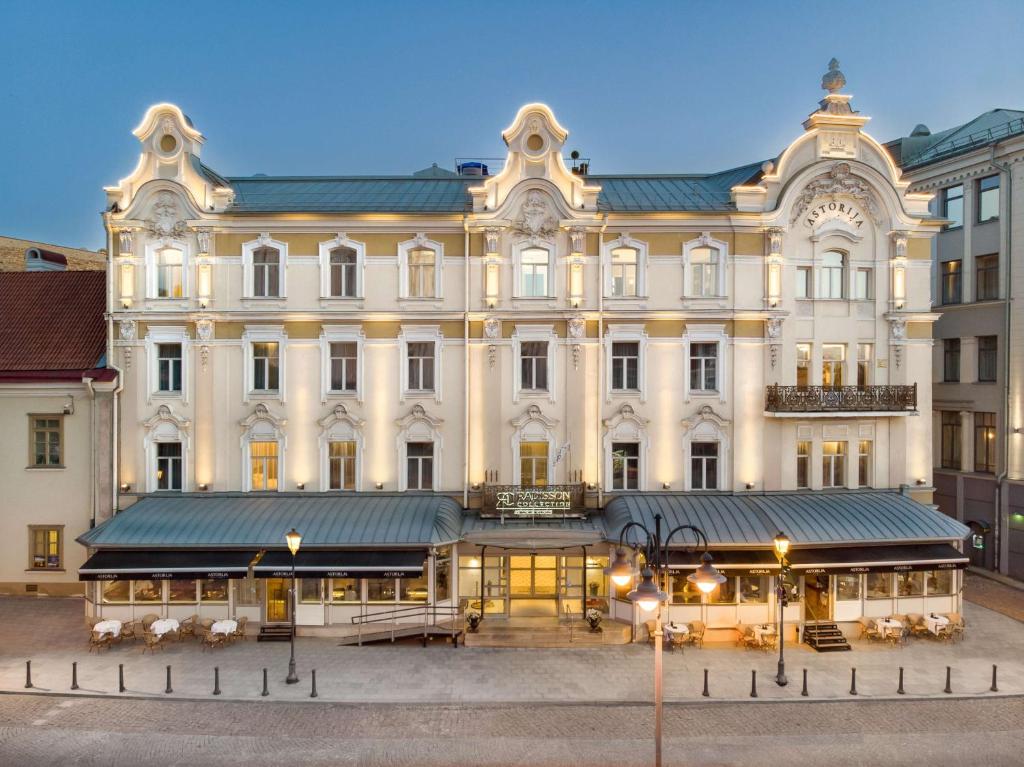 维尔纽斯Radisson Collection Astorija Hotel, Vilnius的前面有商店的大建筑