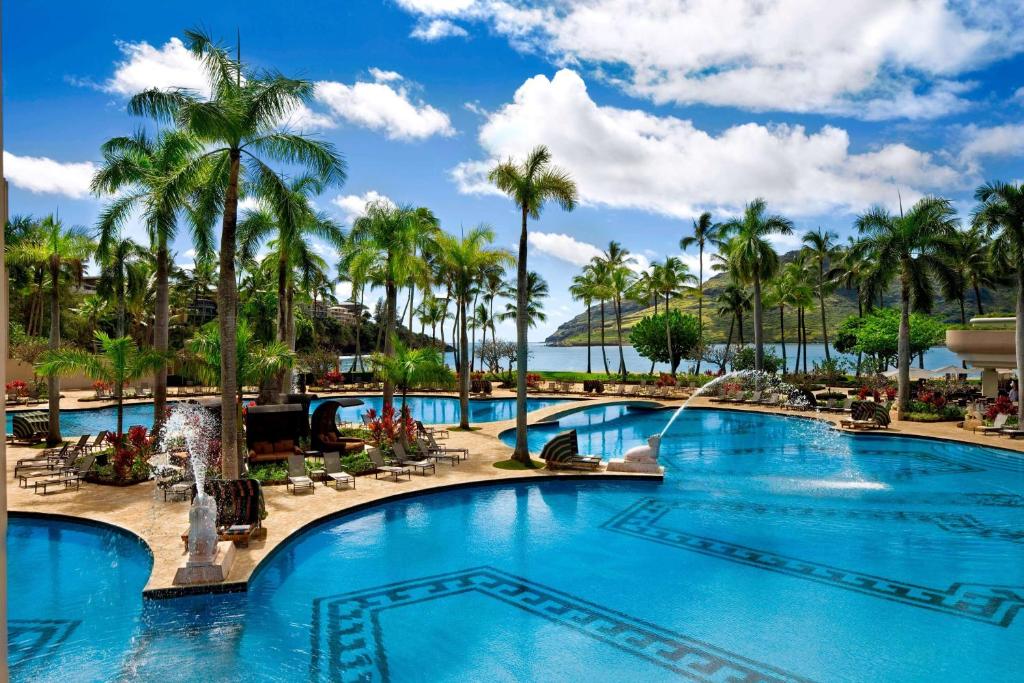利胡埃The Royal Sonesta Kauai Resort Lihue的棕榈树度假村的游泳池