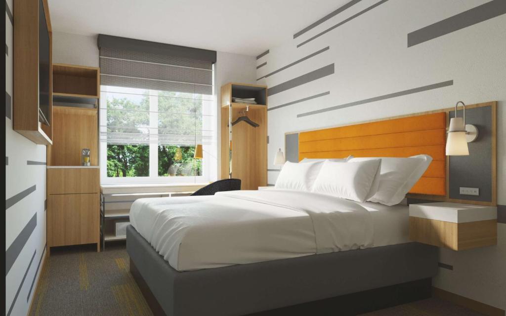 纽约Hampton Inn by Hilton New York Times Square的卧室设有一张白色大床和一扇窗户。