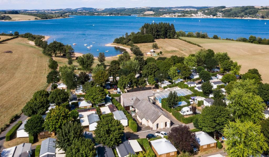 Salles-CuranParc du Charouzech的享有房子的空中景色,以湖泊为背景