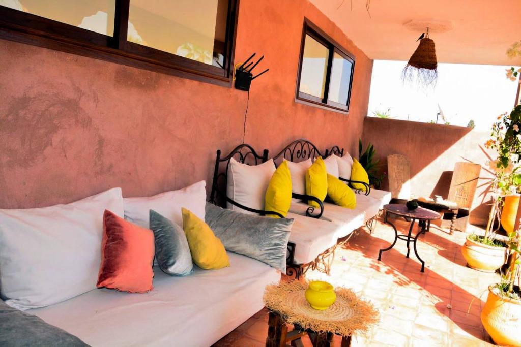 马拉喀什答图斯卡酒店的客房设有带色彩缤纷枕头的沙发。