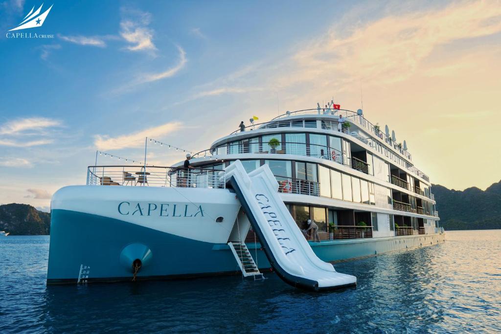下龙湾Halong Capella Cruise的一艘带水滑梯的游轮