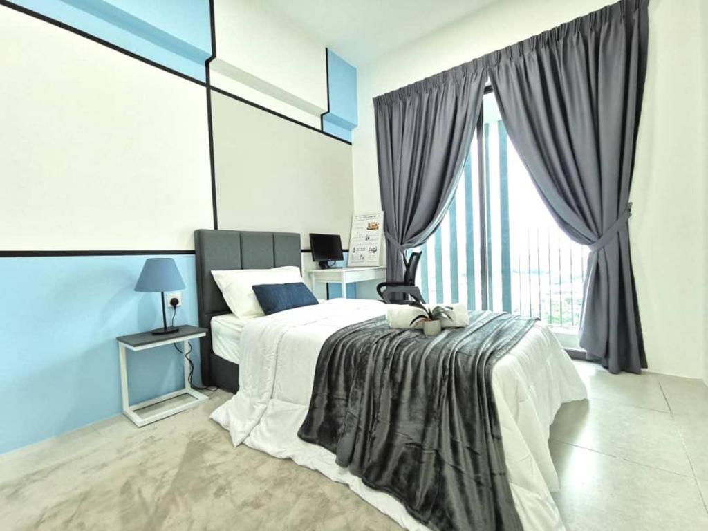 北赖Meritus Service Apartment的一间卧室设有一张床和一个大窗户
