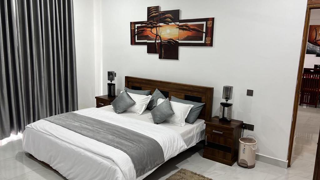 Ratmalana SouthLuxury 2BR Apartment in Ratmalana的卧室配有一张带白色床单和枕头的大床。