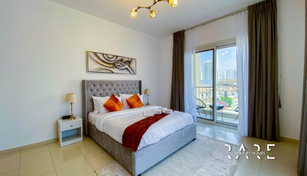 迪拜Rare Holiday Homes - Close to FIVE Hotel - City Skyline View - lavender 1 - R309 - Jumeirah Village Circle的一间卧室设有一张床和一个大窗户