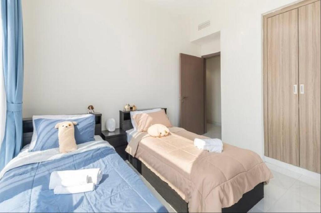 迪拜Private Room in Bright & Cozy Apt Near Downtown, Near Metro, Pool, Gym的一间卧室设有两张床和窗户。