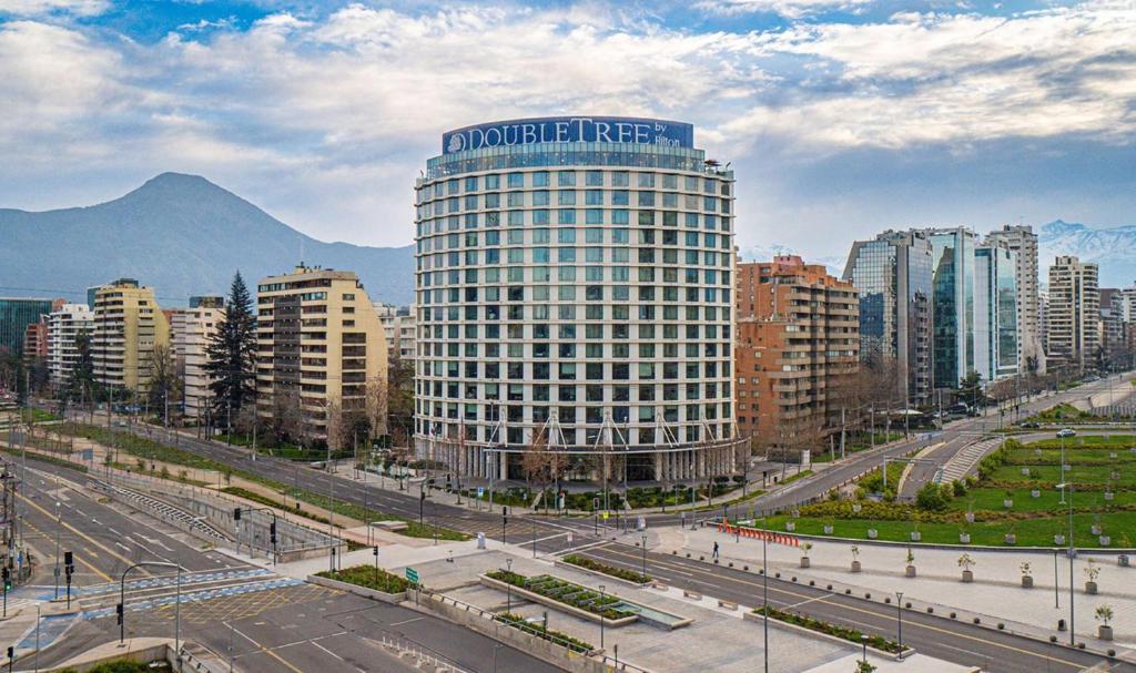 圣地亚哥DoubleTree by Hilton Santiago Kennedy, Chile的城市中心一座大建筑