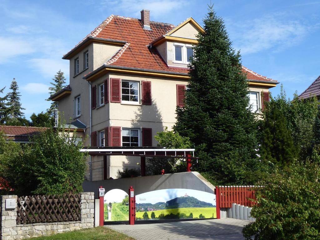 阿恩施塔特Ferienwohnung zum Riesenlöffel的前面有红墙的大房子