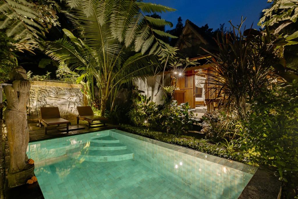 乌布Moringa Ubud Villa的花园中的一个游泳池