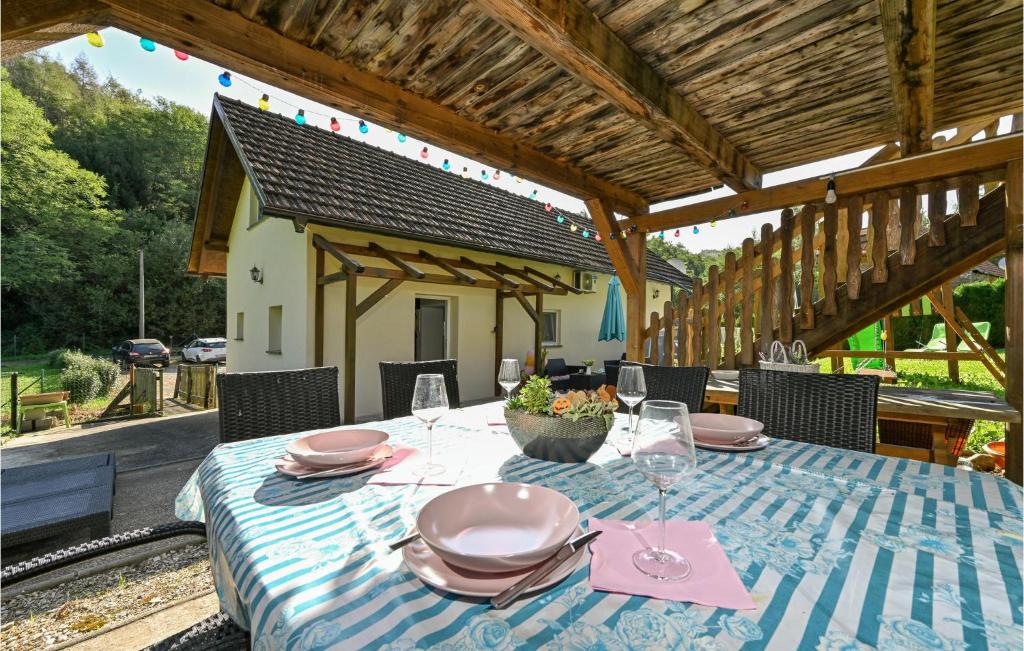 瓦拉日丁托普利采Amazing Home In Varazdinske Toplice With Kitchenette的天井上带盘子和餐巾的桌子