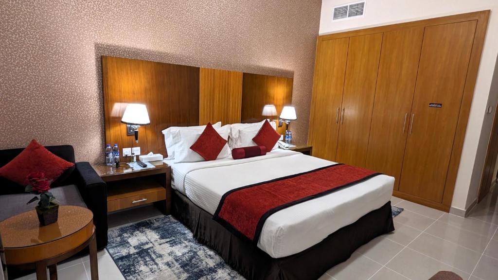 富查伊拉城市大厦酒店 的酒店客房设有一张大床和一张书桌。
