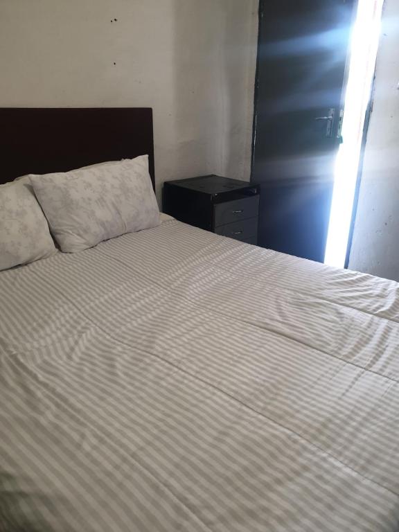 内尔斯普雷特liam travel inn的卧室配有带白色棉被的床