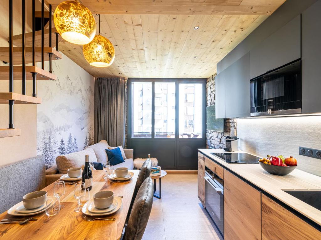 蒂涅Apartment Rond Point des Pistes - Val Claret-21 by Interhome的一间厨房,内设一张木桌