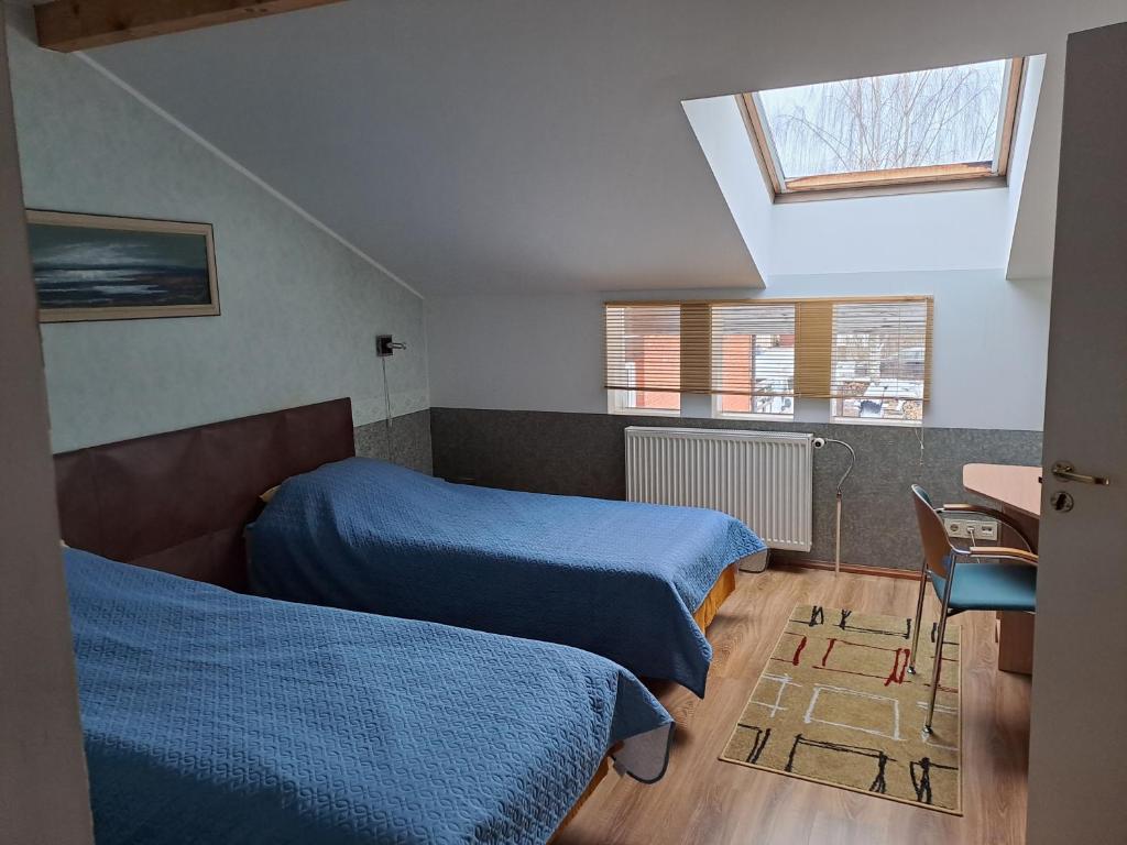 珀尔瓦拉妮玛雅民宿的一间卧室设有两张床和窗户。