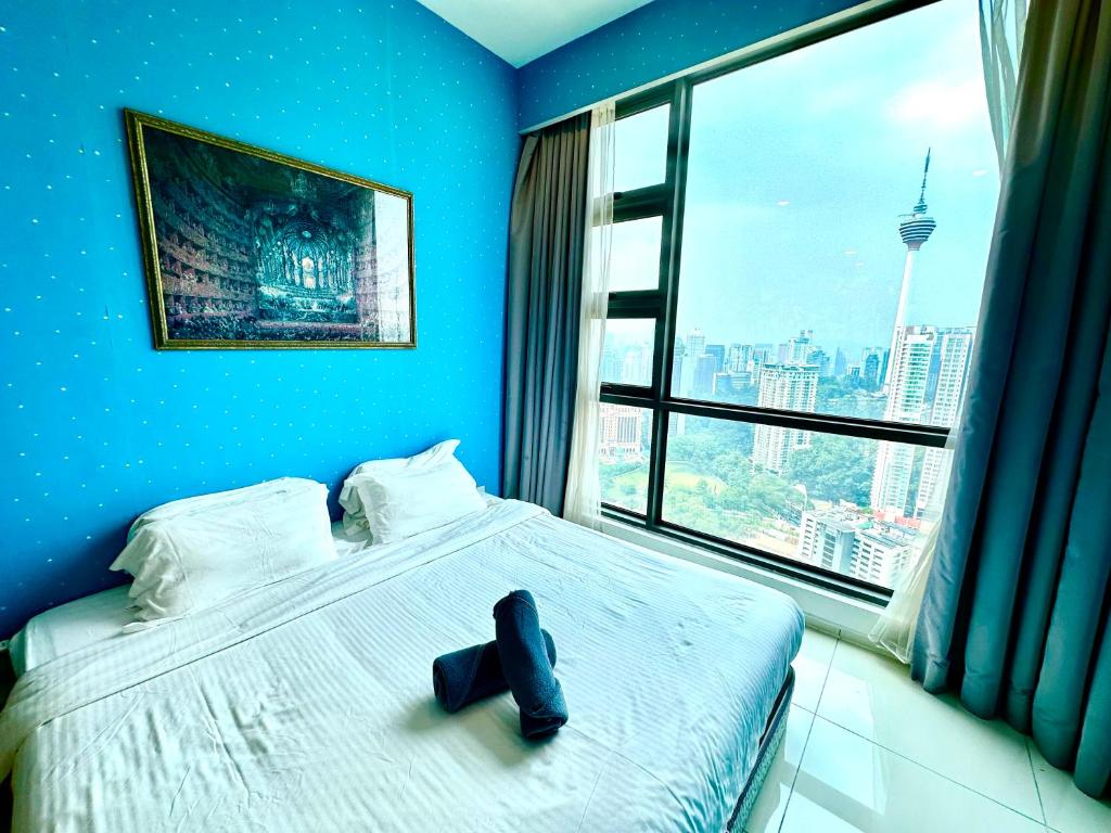 吉隆坡Weekly promotion,The Robertson 2B at Bukit Bintang with Netflix的蓝色的房间,床上放着鞋