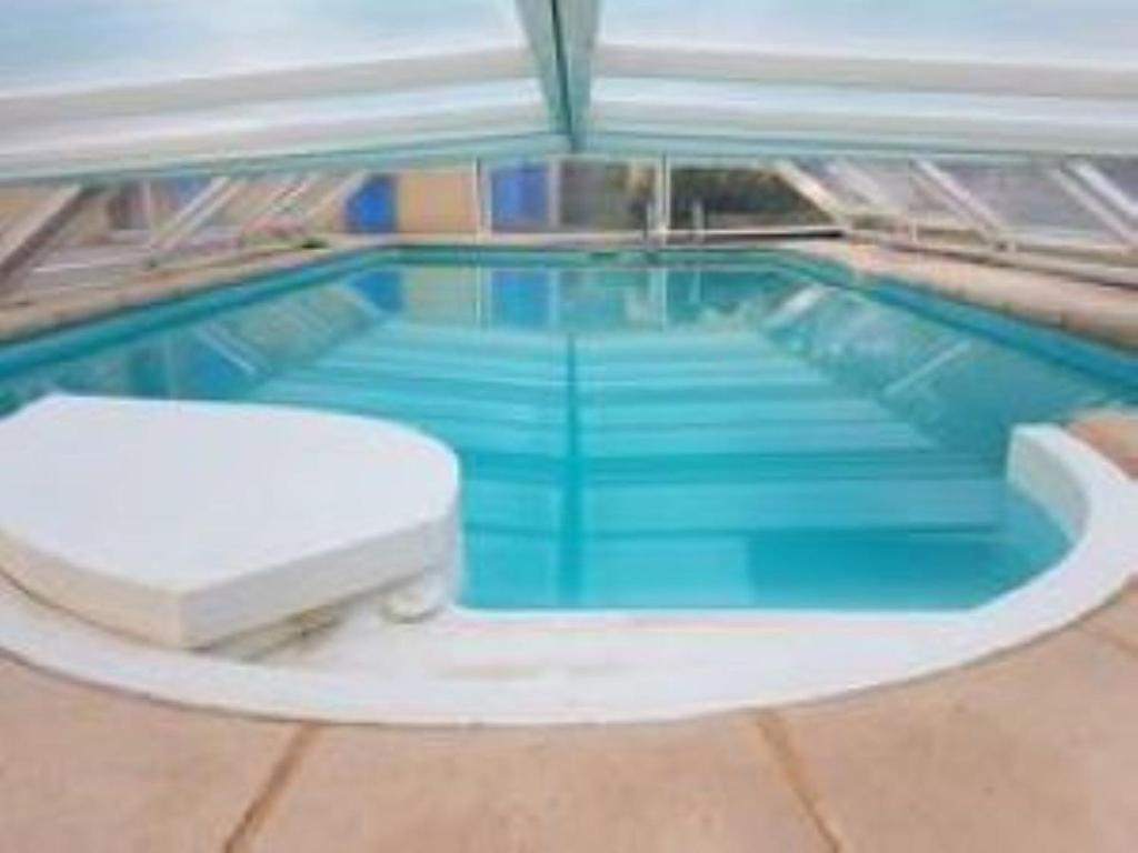 Saint-Savourninbungalow au calme的蓝色地板的大型游泳池