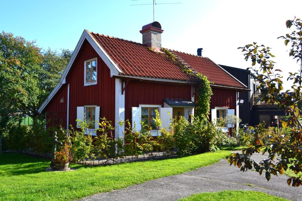 厄勒布鲁Stuga med lantlig känsla nära Örebro city的红色房子,有红色屋顶