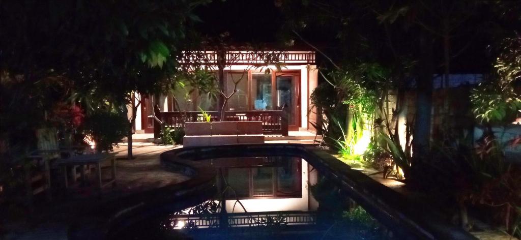 吉利特拉旺安Giliranta的一座晚上设有游泳池的房子