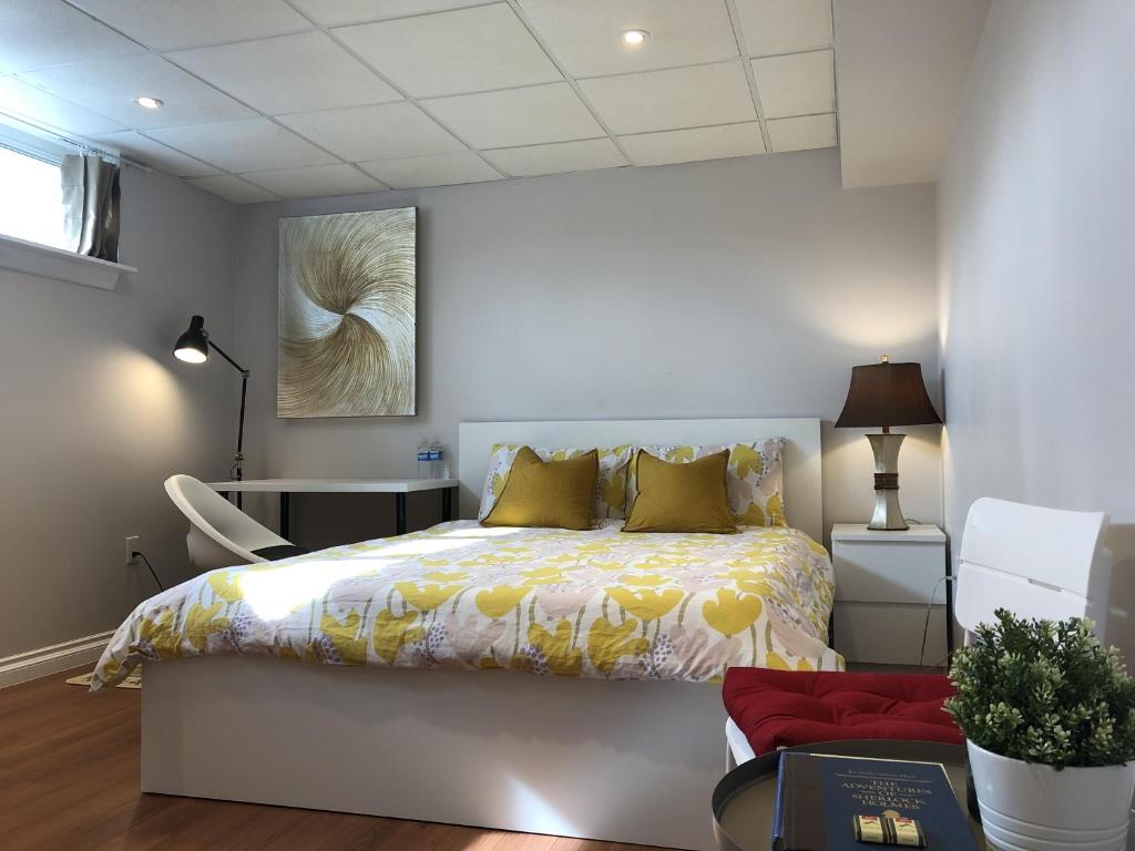 多伦多Premium home with Garden view, private parking的一间卧室配有一张床、一张桌子和一张沙发