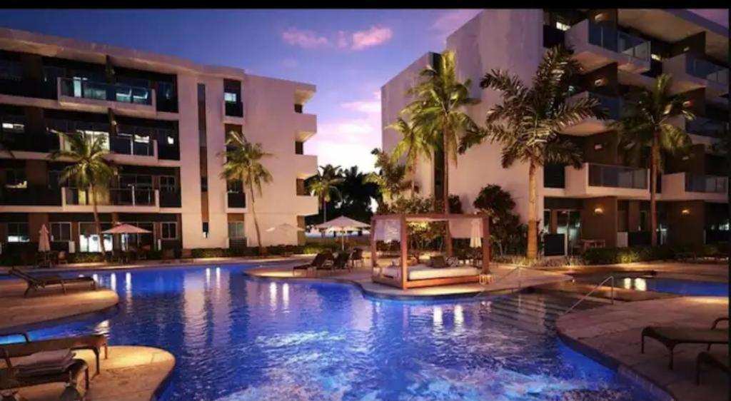 嘎林海斯港Makia Flat Muro Alto的棕榈树酒店的大型游泳池