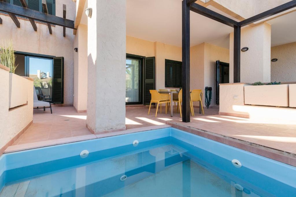 弗安特阿拉莫El Oasis Casa Palmera 16 Bajo B的一座带游泳池和庭院的房子